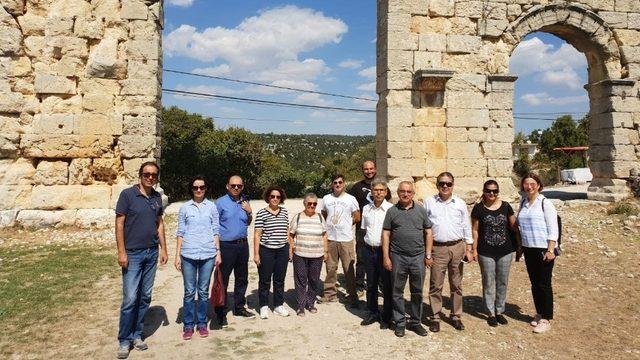 Arkeoloji Bölümü öğretim üyeleri Uzuncaburç’u gezdi