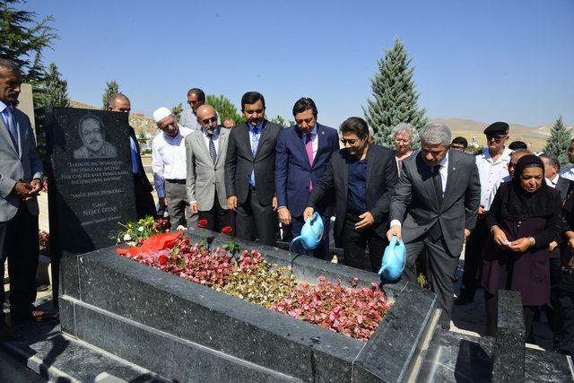  Bozkırın Tezenesi  Neşet Ertaş, &ouml;l&uuml;m yıl d&ouml;n&uuml;m&uuml;nde mezarı başında anıldı 2