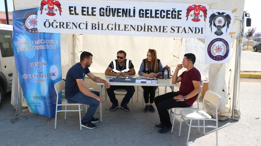 &Uuml;niversite &ouml;ğrencileri ter&ouml;r tehlikesine karşı bilin&ccedil;lendiriliyor