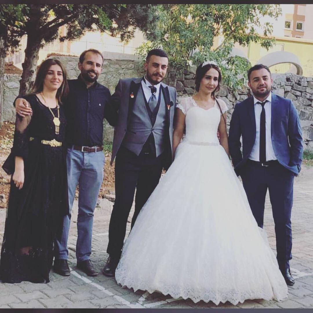 Bu d&uuml;ğ&uuml;n bir başka! Pos cihazıyla takı tahsilatı yaptılar