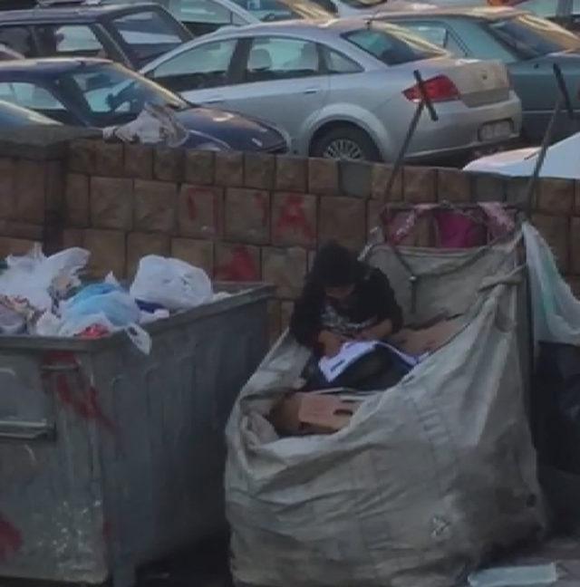 (ek bilgi ve fotoğraf)- Küçük çocuğun atık kağıt toplama arabasının içinde kitap aşkı