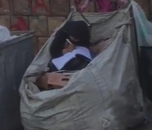 (ek bilgi ve fotoğraf)- Küçük çocuğun atık kağıt toplama arabasının içinde kitap aşkı