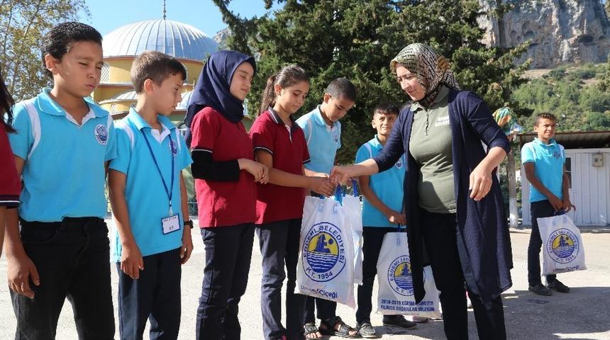 Erdemli Belediyesi&rsquo;nden &ouml;ğrencilere kırtasiye yardımı