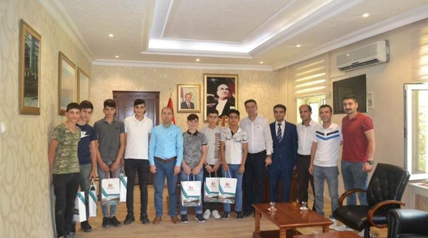 Kaymakam Özadalı, başarılı sporcuları ödüllendirdi