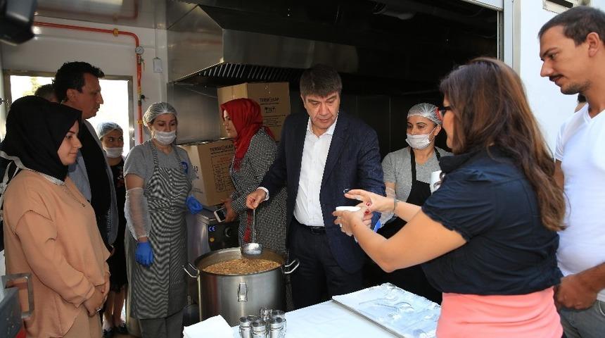 Başkan T&uuml;rel&rsquo;den personele ve vatandaşa aşure ikramı