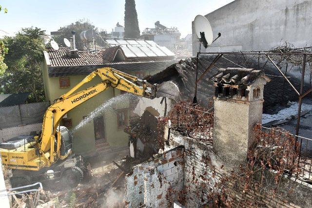 Muratpaşa’da can güvenliğini tehdit eden binalar yıkılıyor