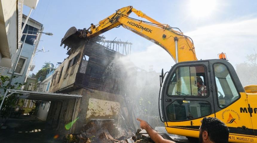 Muratpaşa&rsquo;da can g&uuml;venliğini tehdit eden binalar yıkılıyor