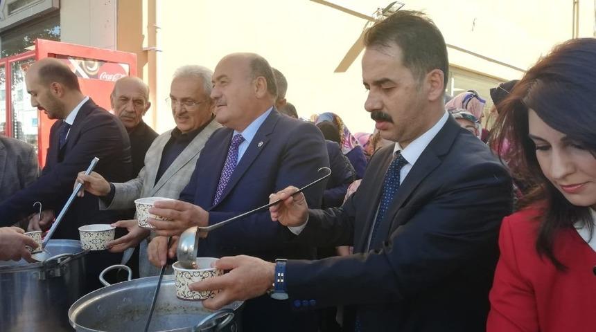 AK Parti teşkilatı Erzincan&rsquo;da aşure dağıttı