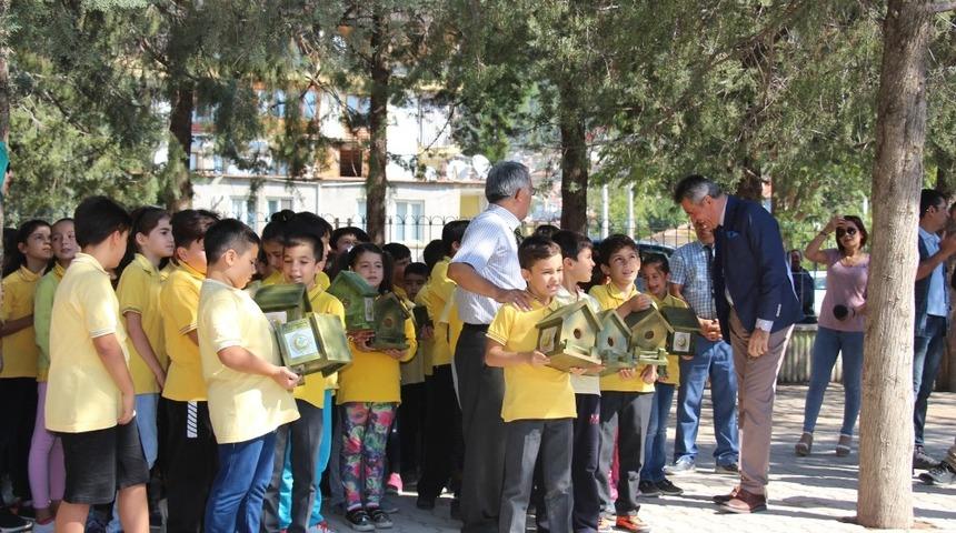 Bucak&rsquo;ta okul bah&ccedil;elerine kuş yuvası