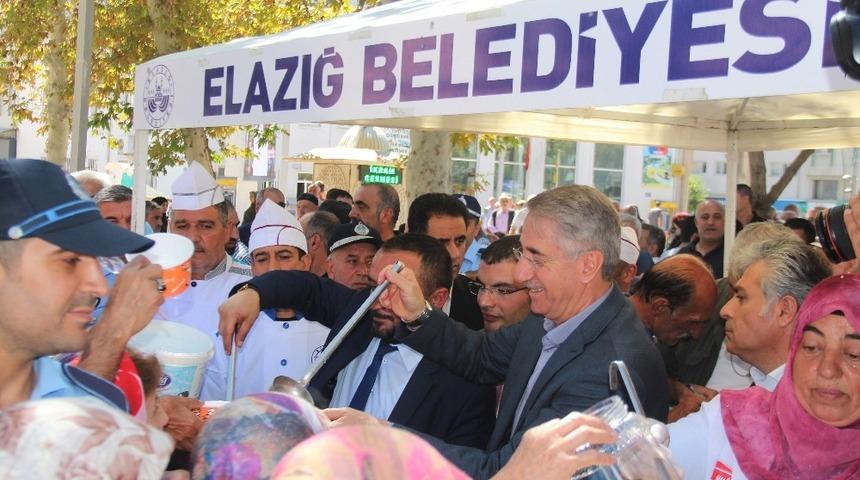 Elazığ&rsquo;da 3 bin kişiye aşure dağıtıldı