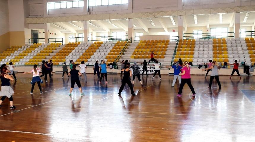 Kitabını getir zumbaya katıl