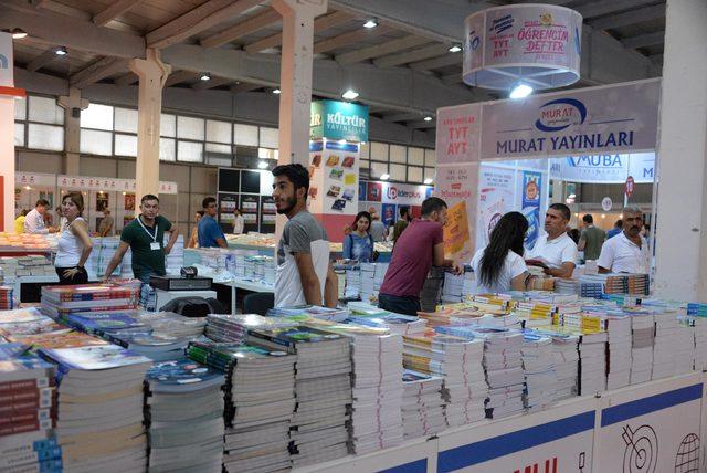 Diyarbakır Kitap Fuarı'nda polisten 'Korsana hayır' standı