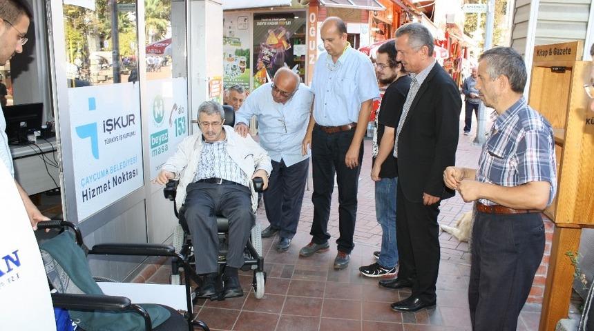 60 yaşında ak&uuml;l&uuml; tekerlekli sandalyesi oldu