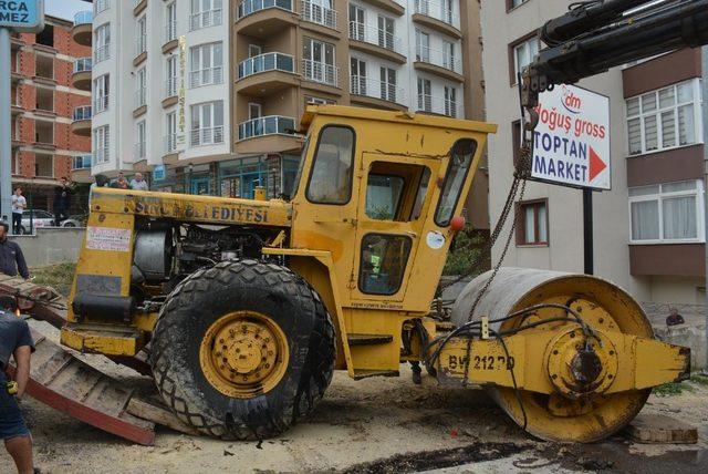 Sinop’ta iş makinesi devrildi: 1 yaralı