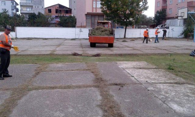 Bafra’da okul bahçeleri temizleniyor