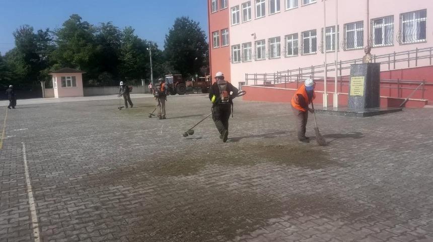 Bafra&rsquo;da okul bah&ccedil;eleri temizleniyor