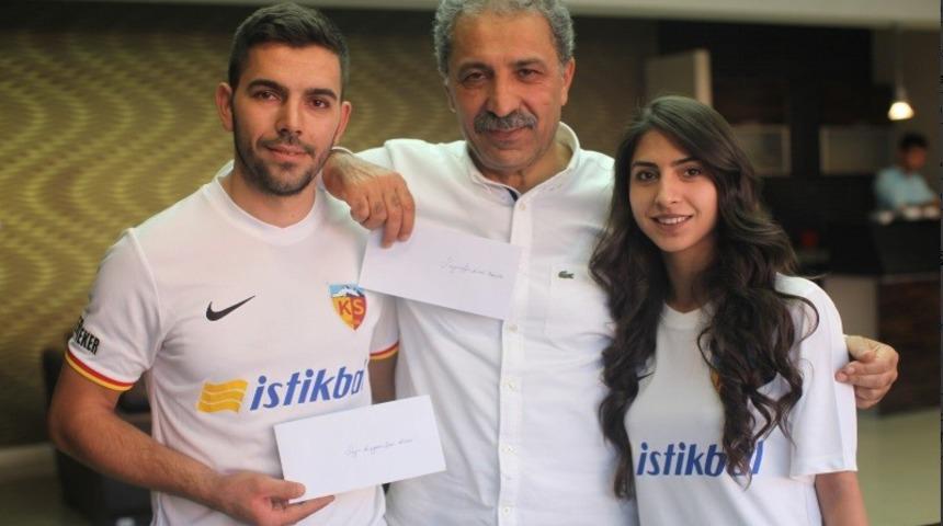 Fanatik çift düğün davetiyesini tuttukları takımın amblemi ile süsledi