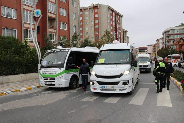 Minibüsçülerden yol kapatma eylemi