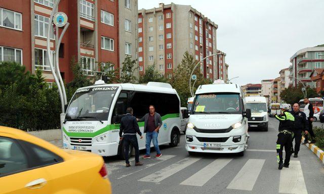 Minibüsçülerden yol kapatma eylemi