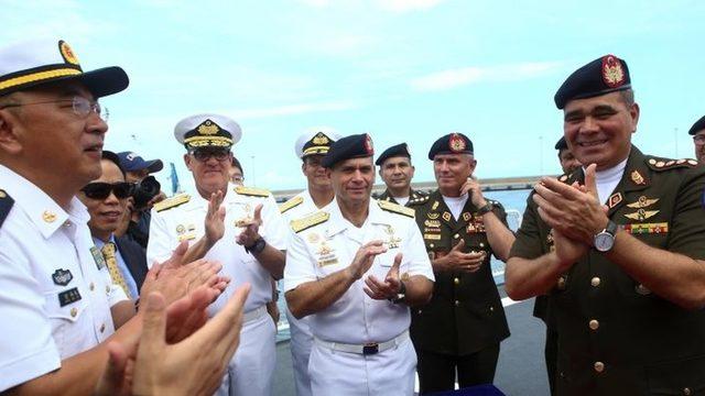 Venezuela Savunma Bakanı Vladimir Padrino Lopez (sağda) karşılama töreninde Çin'in Barış Gemisi'ni göndererek yaptığı jesti alkışladı