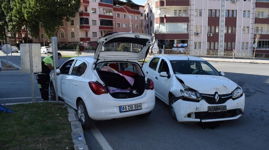 Malatya&rsquo;da iki otomobil &ccedil;arpıştı: 1 yaralı