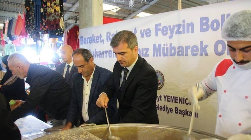 Başkan Yemenici aşure dağıttı