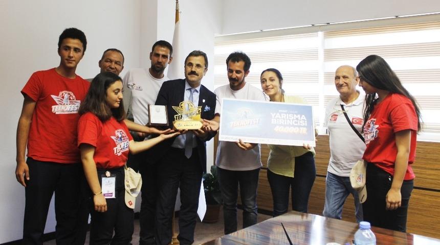 Rekt&ouml;r &Ccedil;i&ccedil;ek&rsquo;ten TEKNOFEST şampiyonlarına destek