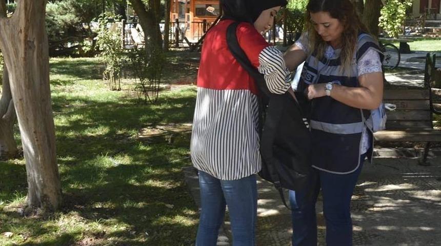 Polis okul &ccedil;evresi ve servis ara&ccedil;larında denetim ger&ccedil;ekleştirdi