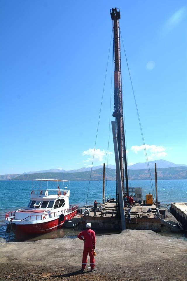 Tatvan’a yapılacak iskeleler için ilk kazma vuruldu