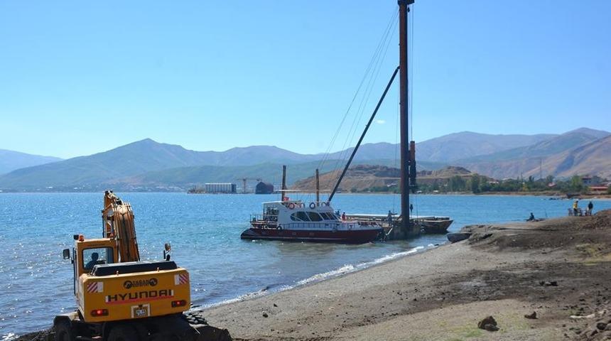 Tatvan&rsquo;a yapılacak iskeleler i&ccedil;in ilk kazma vuruldu