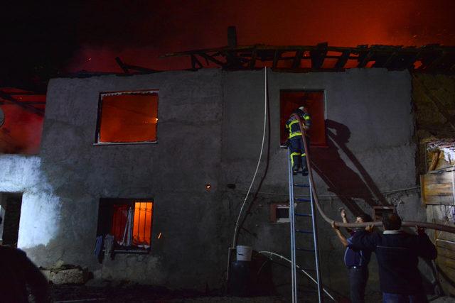 İki katlı ev ve bir ton tütün yangında kül oldu