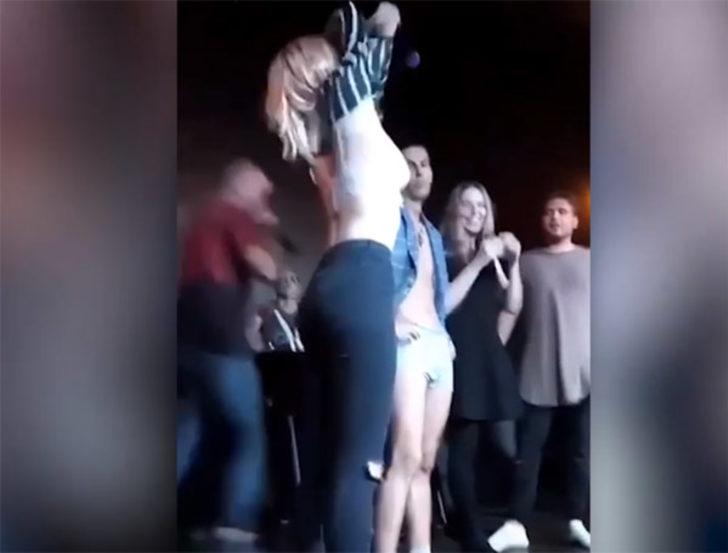 Rusya'da üniversite öğrencileri, 90 lira için sahnede soyundu G3