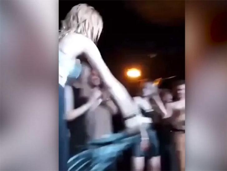 Rusya'da üniversite öğrencileri, 90 lira için sahnede soyundu G5