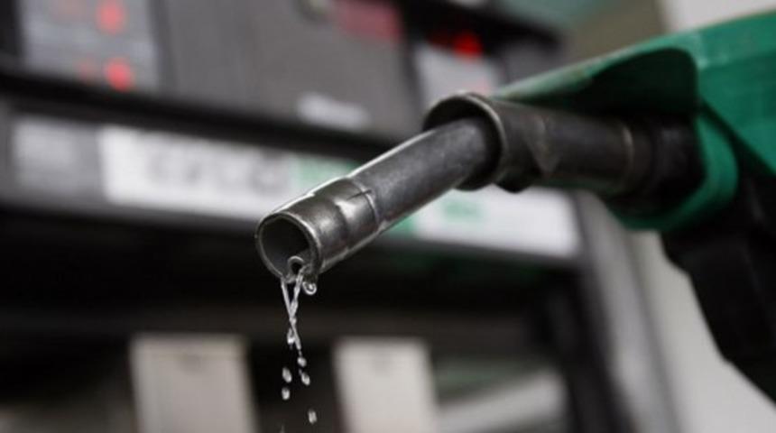 Benzine 17, motorine 16 kuruşluk zam pompadan döndü