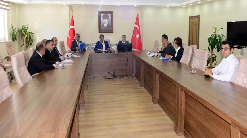 Vali Bilmez, Milli Eğitim M&uuml;d&uuml;r&uuml; ve Şube M&uuml;d&uuml;rleri ile toplantı yaptı