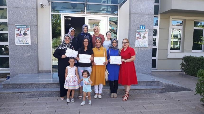 Hanımlar F klavye ve dikiş nakış sertifikası aldı