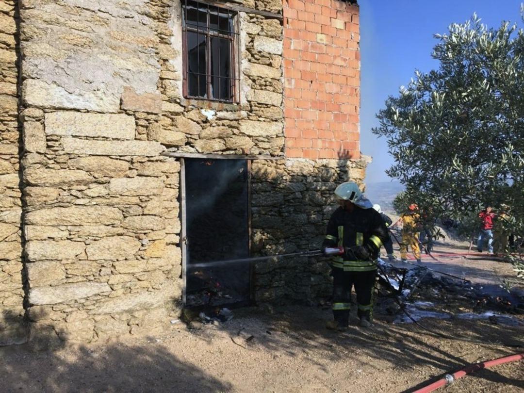 Gaz ka&ccedil;ağı evi yaktı