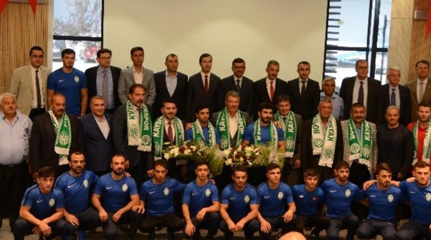 Kayseri Şeker&rsquo;den şampiyon g&uuml;reş&ccedil;iye 40 Cumhuriyet altını &ouml;d&uuml;l&uuml;