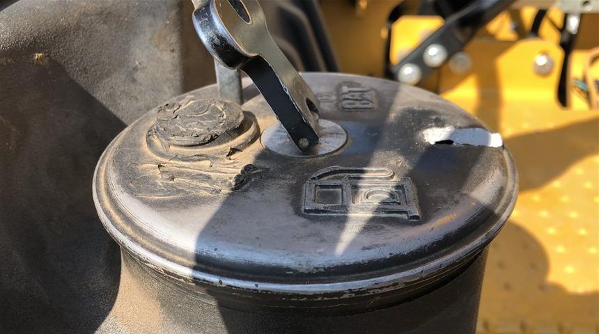 İş makinelerinin mazot depolarını boşalttılar