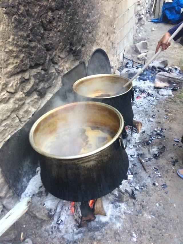 Şifa kaynağı ’’Karaüzüm pekmezi’’ için Emet’te kazanlar kaynatılıyor