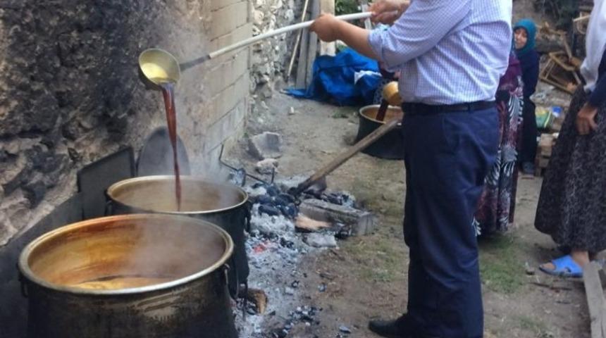 Şifa kaynağı &rsquo;&rsquo;Kara&uuml;z&uuml;m pekmezi&rsquo;&rsquo; i&ccedil;in Emet&rsquo;te kazanlar kaynatılıyor
