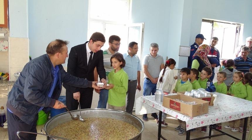 Kutluhallar k&ouml;y&uuml;nde aşure etkinliği