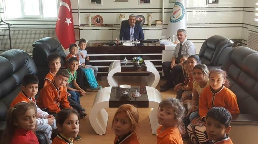 Altıntaş Belediyesi&rsquo;nden kırtasiye yardımı