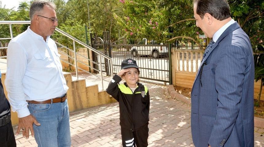 Şehit kızı Zeynep Ravza &uuml;niformayı giydi selam durdu