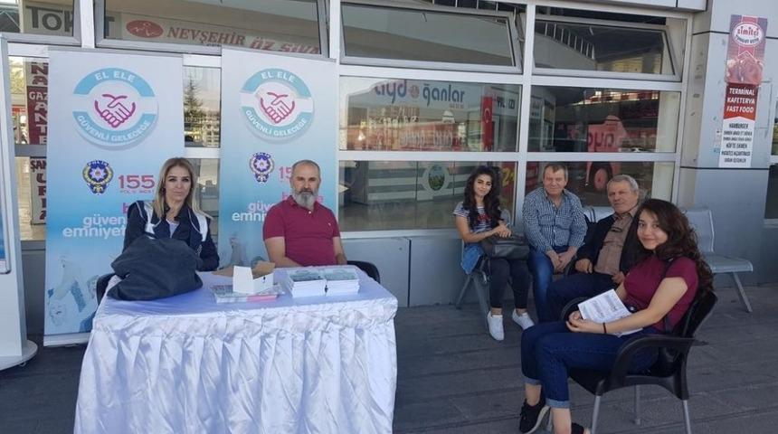 Polis, &uuml;niversiteye başlayan &ouml;ğrencileri karşılıyor