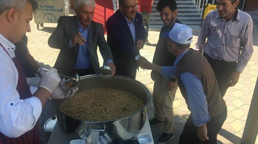 Altıntaş Belediyesi 3 bin kişiye aşure dağıttı