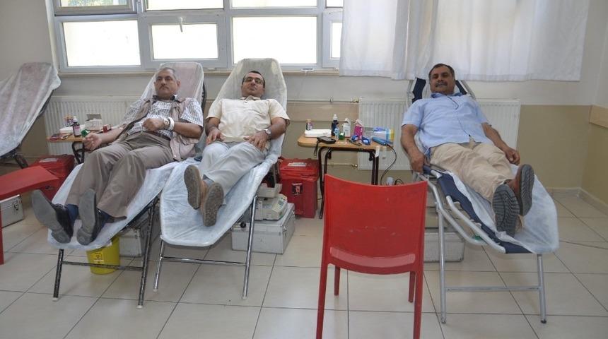 Öğretmenler ve velilerden kan bağışı