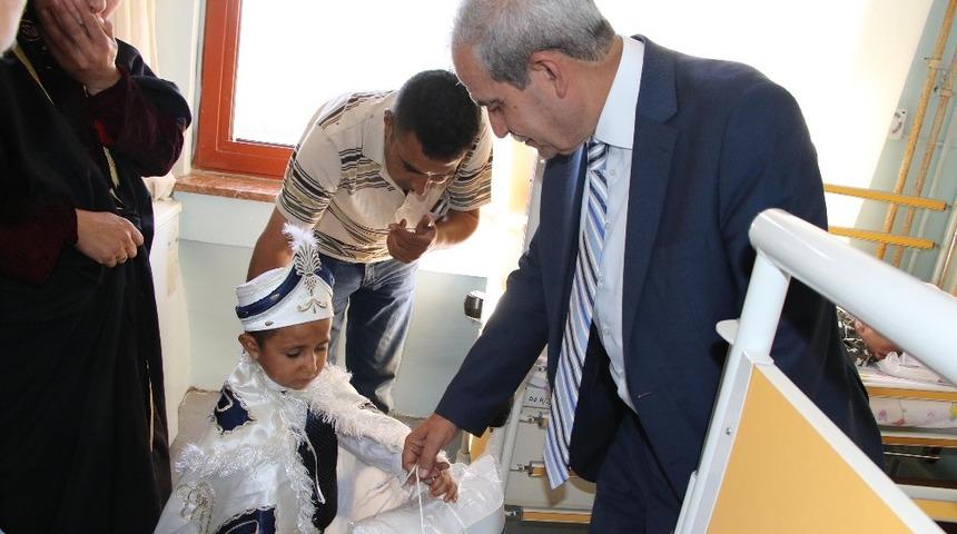 Sünnet olan çocuklar hastanede ziyaret edildi