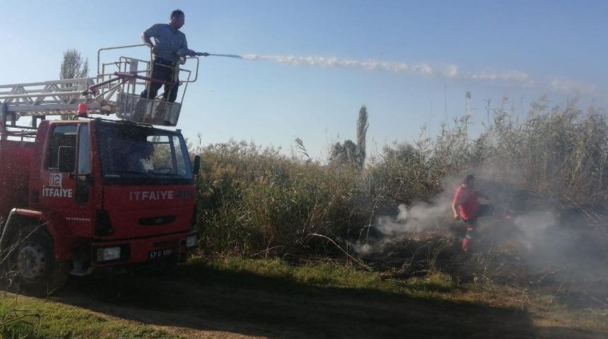 Tavşanlı’da ot yangını besi damlarına ulaşmadan söndürüldü