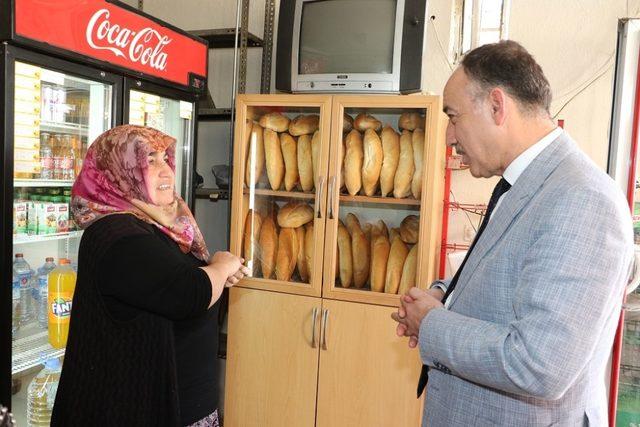 Mahalle bakkalından aldığı gıda ürünlerini ihtiyaç sahiplerine dağıttı